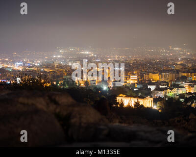 Panoramablick auf die Stadt Athen bei Nacht erhellen Stockfoto