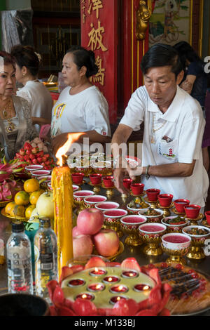 Gläubigen im chinesischen Tempel in Chinatown in Bangkok, Thailand Stockfoto