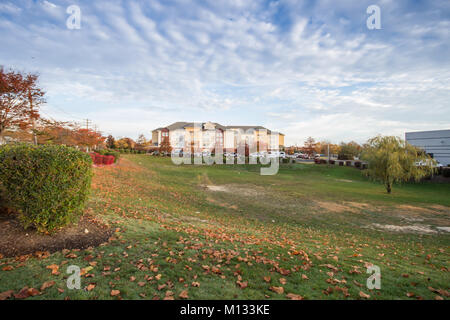 Hotel La Quinta Inn, Long Island, New York, NY, United States an einem sonnigen Wintertag mit blauer Himmel Stockfoto