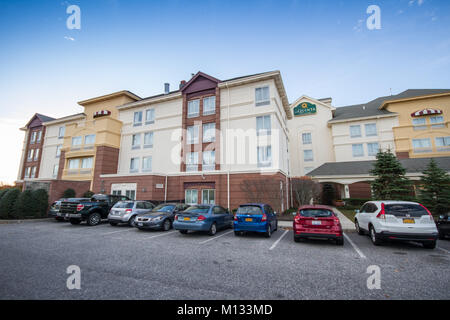 Hotel La Quinta Inn, Long Island, New York, NY, United States an einem sonnigen Wintertag mit blauer Himmel Stockfoto