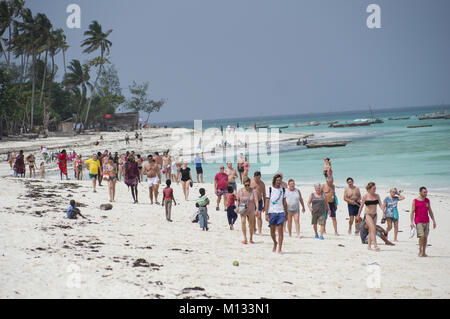 Mobs der italienischen Touristen auf den Strand in Nungwi, Sansibar, Tansania herab, die mnarani Meeresschildkröten Erhaltung Teich zu besuchen Stockfoto