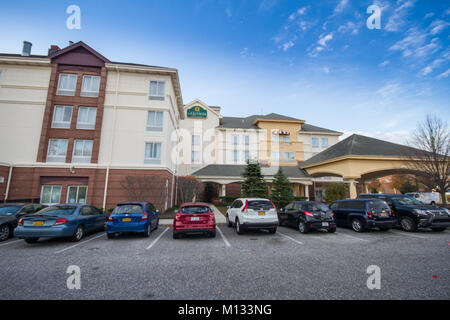 Hotel La Quinta Inn, Long Island, New York, NY, United States an einem sonnigen Wintertag mit blauer Himmel Stockfoto