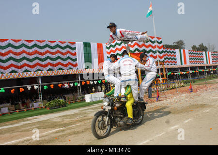 Guwahati, Indien. 26 Jan, 2018. Motorrad Stunts mark die 69th Tag der Republik Indien vor Assam Gouverneur Jagdish Mukhi und Assam Chief Minister Sarbananda Sonowal. Quelle: David Talukdar/Pacific Press/Alamy leben Nachrichten Stockfoto