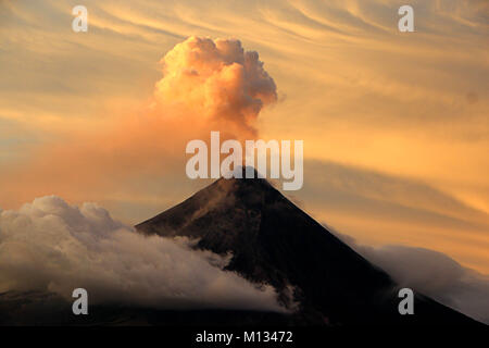 Legaspi, Philippinen. 25. Januar, 2018. Philippinen. 25 Jan, 2018. Mt. Mayon volcano Eruption mit der legaspi City Landscape vordergründe am 4:40 pm am Jan. 25, 2018. Das philippinische Institut für Vulkanologie und Seismologie (PHILVOLCS) erklärt alert Nummer 8 und breiter der Gefahrenzone 8 Kilometer Fläche nach Explosionen weiter aktiv Aktivitäten des Vulkans der vergangenen Tage. Den Berichten zufolge ist es eine Gesamtmenge von 74.000 Personen betroffen sind und 160 Mio. von Schäden in der landwirtschaftlichen Flächen. Credit: Gregorio B. Dantes jr./Pacific Press/Alamy leben Nachrichten Stockfoto