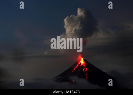 Legaspi, Philippinen. 25. Januar, 2018. Philippinen. 25 Jan, 2018. Mt. Mayon volcano Eruption mit der legaspi City Landscape vordergründe am 4:40 pm am Jan. 25, 2018. Das philippinische Institut für Vulkanologie und Seismologie (PHILVOLCS) erklärt alert Nummer 8 und breiter der Gefahrenzone 8 Kilometer Fläche nach Explosionen weiter aktiv Aktivitäten des Vulkans der vergangenen Tage. Den Berichten zufolge ist es eine Gesamtmenge von 74.000 Personen betroffen sind und 160 Mio. von Schäden in der landwirtschaftlichen Flächen. Credit: Gregorio B. Dantes jr./Pacific Press/Alamy leben Nachrichten Stockfoto