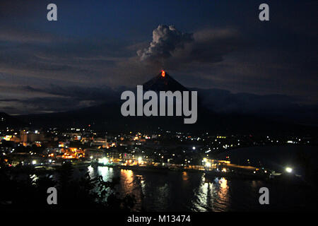 Legaspi, Philippinen. 25. Januar, 2018. Philippinen. 25 Jan, 2018. Mt. Mayon volcano Eruption mit der legaspi City Landscape vordergründe am 4:40 pm am Jan. 25, 2018. Das philippinische Institut für Vulkanologie und Seismologie (PHILVOLCS) erklärt alert Nummer 8 und breiter der Gefahrenzone 8 Kilometer Fläche nach Explosionen weiter aktiv Aktivitäten des Vulkans der vergangenen Tage. Den Berichten zufolge ist es eine Gesamtmenge von 74.000 Personen betroffen sind und 160 Mio. von Schäden in der landwirtschaftlichen Flächen. Credit: Gregorio B. Dantes jr./Pacific Press/Alamy leben Nachrichten Stockfoto