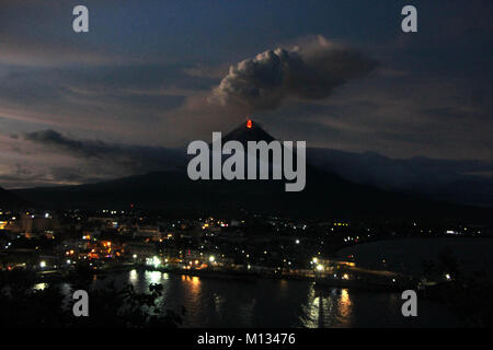 Legaspi, Philippinen. 25. Januar, 2018. Philippinen. 25 Jan, 2018. Mt. Mayon volcano Eruption mit der legaspi City Landscape vordergründe am 4:40 pm am Jan. 25, 2018. Das philippinische Institut für Vulkanologie und Seismologie (PHILVOLCS) erklärt alert Nummer 8 und breiter der Gefahrenzone 8 Kilometer Fläche nach Explosionen weiter aktiv Aktivitäten des Vulkans der vergangenen Tage. Den Berichten zufolge ist es eine Gesamtmenge von 74.000 Personen betroffen sind und 160 Mio. von Schäden in der landwirtschaftlichen Flächen. Credit: Gregorio B. Dantes jr./Pacific Press/Alamy leben Nachrichten Stockfoto