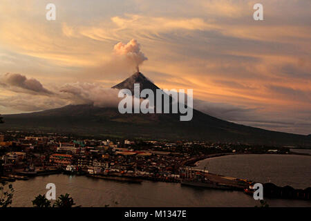 Legaspi, Philippinen. 25. Januar, 2018. Philippinen. 25 Jan, 2018. Mt. Mayon volcano Eruption mit der legaspi City Landscape vordergründe am 4:40 pm am Jan. 25, 2018. Das philippinische Institut für Vulkanologie und Seismologie (PHILVOLCS) erklärt alert Nummer 8 und breiter der Gefahrenzone 8 Kilometer Fläche nach Explosionen weiter aktiv Aktivitäten des Vulkans der vergangenen Tage. Den Berichten zufolge ist es eine Gesamtmenge von 74.000 Personen betroffen sind und 160 Mio. von Schäden in der landwirtschaftlichen Flächen. Credit: Gregorio B. Dantes jr./Pacific Press/Alamy leben Nachrichten Stockfoto