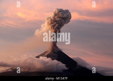 Legaspi, Philippinen. 25. Januar, 2018. Philippinen. 25 Jan, 2018. Mt. Mayon volcano Eruption mit der legaspi City Landscape vordergründe am 4:40 pm am Jan. 25, 2018. Das philippinische Institut für Vulkanologie und Seismologie (PHILVOLCS) erklärt alert Nummer 8 und breiter der Gefahrenzone 8 Kilometer Fläche nach Explosionen weiter aktiv Aktivitäten des Vulkans der vergangenen Tage. Den Berichten zufolge ist es eine Gesamtmenge von 74.000 Personen betroffen sind und 160 Mio. von Schäden in der landwirtschaftlichen Flächen. Credit: Gregorio B. Dantes jr./Pacific Press/Alamy leben Nachrichten Stockfoto