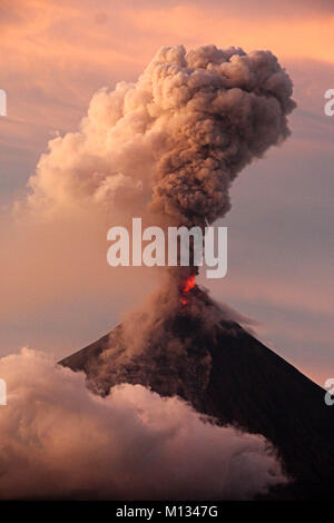 Legaspi, Philippinen. 25. Januar, 2018. Philippinen. 25 Jan, 2018. Mt. Mayon volcano Eruption mit der legaspi City Landscape vordergründe am 4:40 pm am Jan. 25, 2018. Das philippinische Institut für Vulkanologie und Seismologie (PHILVOLCS) erklärt alert Nummer 8 und breiter der Gefahrenzone 8 Kilometer Fläche nach Explosionen weiter aktiv Aktivitäten des Vulkans der vergangenen Tage. Den Berichten zufolge ist es eine Gesamtmenge von 74.000 Personen betroffen sind und 160 Mio. von Schäden in der landwirtschaftlichen Flächen. Credit: Gregorio B. Dantes jr./Pacific Press/Alamy leben Nachrichten Stockfoto