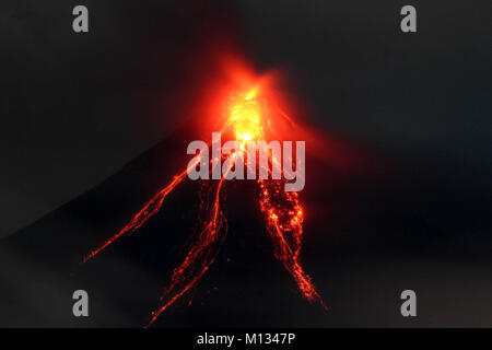 Legaspi, Philippinen. 25. Januar, 2018. Philippinen. 25 Jan, 2018. Mt. Mayon volcano Eruption am 9:46 pm in Legaspi City am Jan. 25, 2018. Das philippinische Institut für Vulkanologie und Seismologie (PHILVOLCS) erklärt alert Nummer 8 und breiter der Gefahrenzone 8 Kilometer Fläche nach Explosionen weiter aktiv Aktivitäten des Vulkans der vergangenen Tage. Den Berichten zufolge ist es eine Gesamtmenge von 74.000 Personen betroffen sind und 160 Mio. von Schäden in der landwirtschaftlichen Flächen. Credit: Gregorio B. Dantes jr./Pacific Press/Alamy leben Nachrichten Stockfoto