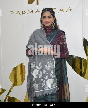 Indische Schauspielerin Sonam Kapoor besuchen besondere Veranstaltung der Neuen colletion Start von "Padmasitaa' eine Kleidung Linie der Padmini Kolhapure und Sita Talwalcarat bei Juhu in Mumbai. (Foto von Azhar Khan/Pacific Press) Stockfoto