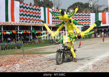 Guwahati, Indien. 26 Jan, 2018. Motorrad Stunts mark die 69th Tag der Republik Indien vor Assam Gouverneur Jagdish Mukhi und Assam Chief Minister Sarbananda Sonowal. Quelle: David Talukdar/Pacific Press/Alamy leben Nachrichten Stockfoto