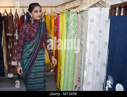 Indische Schauspielerin Sonam Kapoor besuchen besondere Veranstaltung der Neuen colletion Start von "Padmasitaa' eine Kleidung Linie der Padmini Kolhapure und Sita Talwalcarat bei Juhu in Mumbai. (Foto von Azhar Khan/Pacific Press) Stockfoto