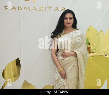 Indische Schauspielerin Padmini Kolhapure besuchen besondere Veranstaltung der Neuen colletion Start von "Padmasitaa' eine Kleidung Linie der Padmini Kolhapure und Sita Talwalcarat bei Juhu in Mumbai. (Foto von Azhar Khan/Pacific Press) Stockfoto