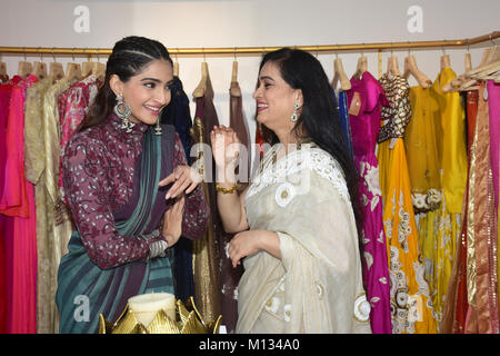 Indische Schauspielerin Sonam Kapoor, Padmini Kolhapure besuchen besondere Veranstaltung der Neuen colletion Start von "Padmasitaa' eine Kleidung Linie der Padmini Kolhapure und Sita Talwalcarat bei Juhu in Mumbai. (Foto von Azhar Khan/Pacific Press) Stockfoto