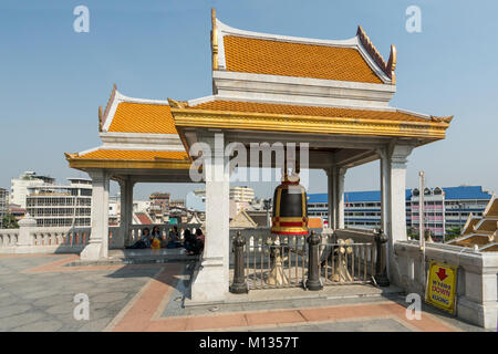 Externe Klingel in Wat Traimit in Bangkok. Stockfoto