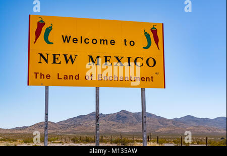 NEW MEXICO, USA - 26. Oktober 2017: Willkommen in New York Zeichen entlang der Autobahn an der Grenze. Stockfoto