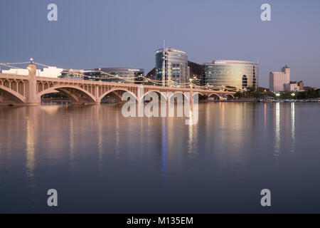 TEMPE, AZ - 25. Oktober 2017: Die Skyline von Tempe, Arizona bei Nacht über von der Salt River bei Tempe Town Lake Stockfoto