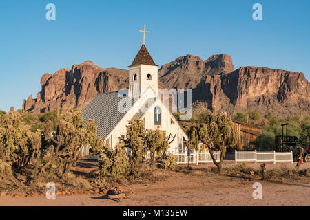 APACHE Junction, AZ - 25. OKTOBER 2017: Elvis Presley Memorial Kapelle am Superstition-Berg Museum in Apache Junction, Arizona. Stockfoto