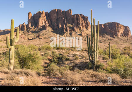 Superstition Mountains in Lost Dutchman State Park außerhalb von Phoenix, Arizona Stockfoto