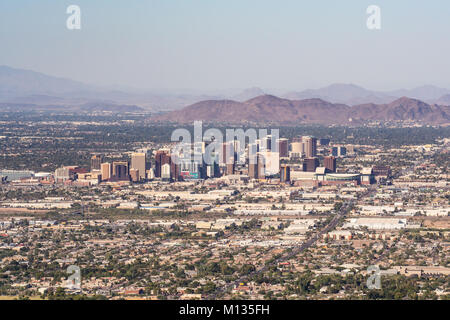 PHOENIX, AZ - 25. OKTOBER 2017: Skyline und Vorstadtausbreitung von Phoenix, Arizona von South Mountain. Stockfoto