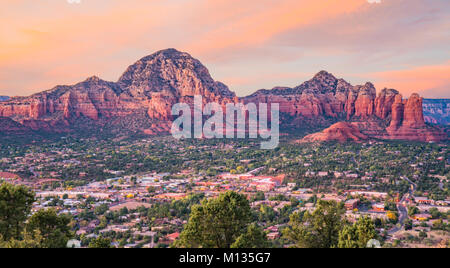 SEDONA, AZ - Oktober 24, 2017: Sonnenuntergang über der Stadt Sedona, Arizona vom Flughafen übersehen Stockfoto