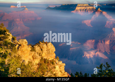 Sonnenstrahlen über den Morgennebel in Grand Canyon, Arizona vom South Rim Stockfoto