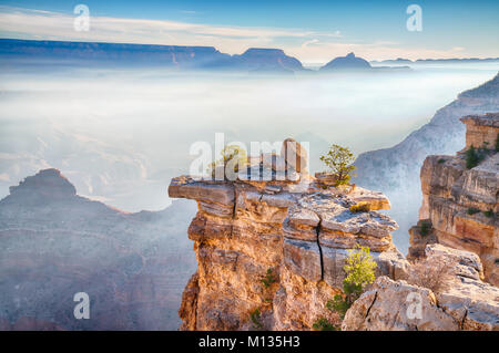 Sonnenstrahlen über den Morgennebel in Grand Canyon, Arizona vom South Rim Stockfoto