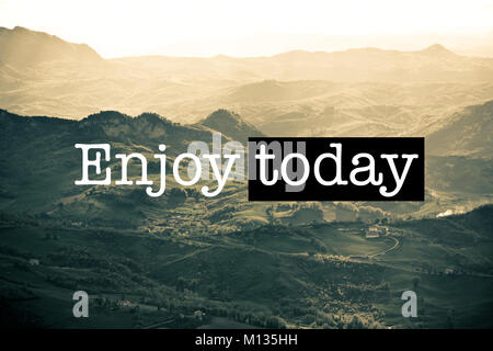 Inspirational motivation Angebot mit Phrase genießen heute, Outdoor Italienische gold Hügel Landschaft bei Sonnenuntergang Stockfoto