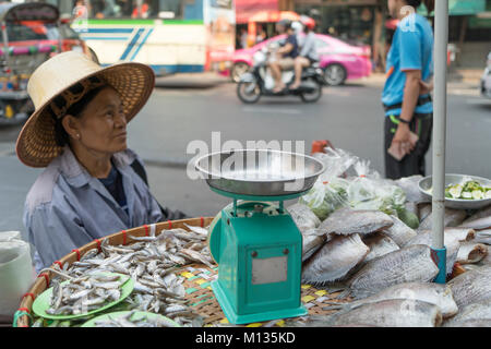 Menschen zwischen den Ständen der Straße essen in Chinatown in Bangkok, Thailand Stockfoto