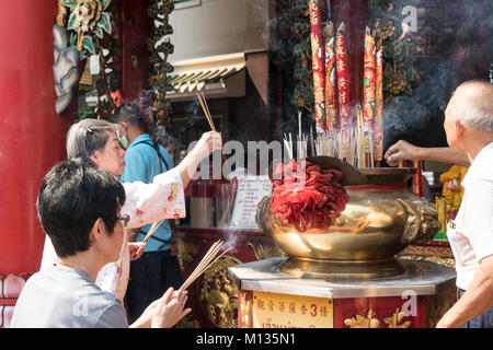 Gläubigen im chinesischen Tempel in Chinatown in Bangkok, Thailand Stockfoto