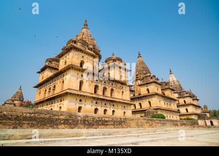 Orchha Kenotaphe, sonnigen Tag vleear blauer Himmel, Moghul Gärten. Auch buchstabiertes Orcha, berühmte Reiseziel in Indien. Stockfoto