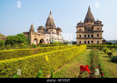 Orchha Kenotaphe, sonnigen Tag vleear blauer Himmel, Moghul Gärten. Auch buchstabiertes Orcha, berühmte Reiseziel in Indien. Stockfoto