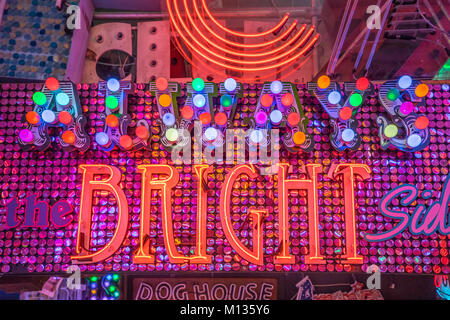 Leuchtreklamen mieten ab Götter Schrottplatz in Walthamstow, London zur Verfügung. Foto Datum: Freitag, 26. Januar 2018. Foto: Roger Garfield/Alamy Stockfoto