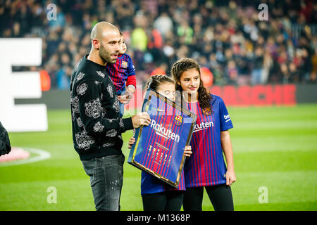 Barcelona, Spanien. 25 Jan, 2018. FC Barcelona Verteidiger Javier Mascherano (14) mit seiner Familie vor dem Spiel zwischen FC Barcelona gegen RCD Espanyol, für die Runde der 8 (2 St) der Cup des Königs, im Camp Nou Stadion am 25. Januar 2018 in Barcelona, Spanien gespielt. Credit: Gtres Información más Comuniación auf Linie, S.L./Alamy leben Nachrichten Stockfoto