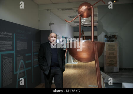 (180125) - Athen, Jan. 25, 2018 (Xinhua) - Kostas Kotsanas, Gründer des Museums für Antike griechische Technologie, stellt neben einem Modell der Aeoloshere der Reiher, der Vorläufer der Dampfmaschine, im Museum in Athen, Griechenland, am 18.01.2018. Das Museum der Antiken griechischen Technologie, ein neues Museum zu den beeindruckenden technologischen Errungenschaften der alten Griechen gewidmet ist, hat seine Türen für die Öffentlichkeit in Athen eröffnet im Januar dieses Jahres. Es ist das erste und einzige seiner Art in Griechenland und bietet Einheimischen und Ausländern Einblick in wegweisende Erfindungen, die die Grundlagen der modernen Technik gelegt haben. Stockfoto