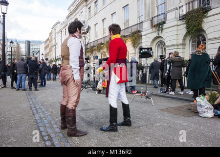 London, England, UK. 25. Januar, 2018. Extras, die Sie auf der Folie für Vanity Fair im Londoner Fitzroy Square, London, England, Großbritannien © Benjamin John/Alamy Leben Nachrichten. Stockfoto