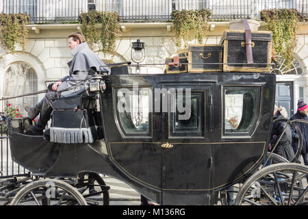 London, England, UK. 25. Januar, 2018. Extras, die Sie auf der Folie für Vanity Fair im Londoner Fitzroy Square, London, England, Großbritannien © Benjamin John/Alamy Leben Nachrichten. Stockfoto