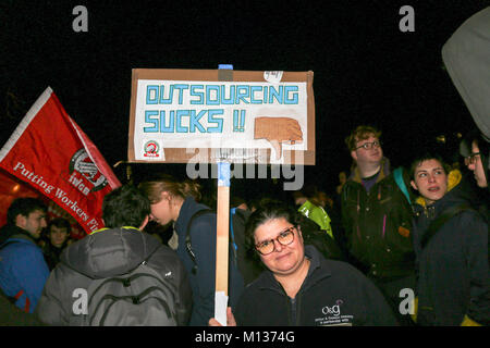 London, Großbritannien. 25 Jan, 2018. Demonstranten vor der Universität London Senat Haus als Sie verlangen, dass die Universität ein Ende seiner Beschäftigung Praxis von 0 Stunden Verträge und, dass es Lohnerhöhungen für Reiniger, Empfangsdamen, Sicherheitsbeauftragte, Torhüter und Poststelle Personal implementieren. Penelope Barritt/Alamy leben Nachrichten Stockfoto