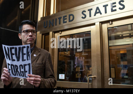 San Francisco, Kalifornien, USA. 25 Jan, 2018. MANUEL RODRIGUEZ, 40, steht während eines Protestes gegen die Einwanderung raids außerhalb der Einwanderungs- und Zollbehörden Hauptsitz in Downtown San Francisco, Kalifornien. Quelle: Joel Engel Juarez/ZUMA Draht/Alamy leben Nachrichten Stockfoto