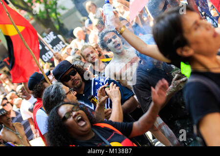 Melbourne, Australien am 26. Januar 2018. Indigene rechte Demonstranten marschieren in der CBD während der Invasion Tag (Australien Tag) Proteste in Melbourne, Australien, die am 26. Januar 2018. Credit: Dave Hewison Sport/Alamy leben Nachrichten Stockfoto