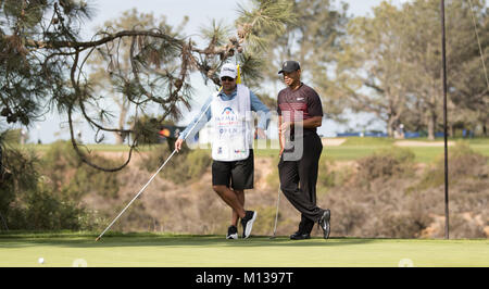 San Diego, USA. 25. Januar, 2018. Tiger Woods, rechts, und sein caddie, Joe LaCava, Links, sprechen bei der Farmers Insurance Open in San Diego, Kalifornien am Donnerstag, Januar 25, 2018 (Rishi Deka). Credit: Rishi Deka/Alamy leben Nachrichten Stockfoto