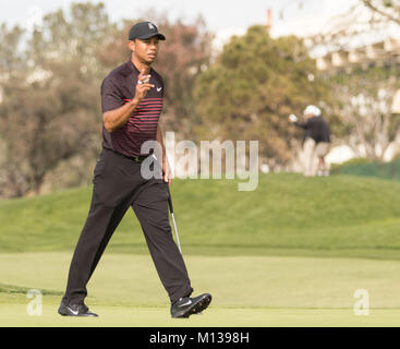 San Diego, USA. 25. Januar, 2018. Tiger Woods Wellen auf die Masse während der Farmers Insurance Open in San Diego, Kalifornien am Donnerstag, Januar 25, 2018 (Rishi Deka). Credit: Rishi Deka/Alamy leben Nachrichten Stockfoto