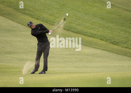 San Diego, USA. 25. Januar, 2018. Tiger Woods treibt die Golf Ball während der Farmers Insurance Open in San Diego, Kalifornien am Donnerstag, Januar 25, 2018 (Rishi Deka). Credit: Rishi Deka/Alamy leben Nachrichten Stockfoto