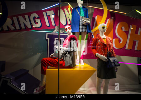 London, Großbritannien. 22 Jan, 2018. Mannequins Tragen von Kleidung im Schaufenster von einem Store auf der Oxford Street in London gesehen. Credit: Rahman Hassani/SOPA/ZUMA Draht/Alamy leben Nachrichten Stockfoto