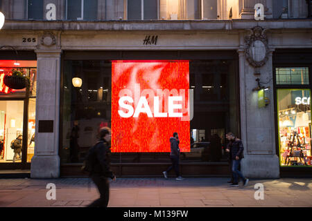 London, Großbritannien. 22 Jan, 2018. Menschen gehen vorbei an einem "Verkauf" Werbung auf der Oxford Street in London. Credit: Rahman Hassani/SOPA/ZUMA Draht/Alamy leben Nachrichten Stockfoto