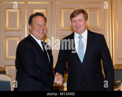 Den Haag, Niederlande. 22 Jan, 2018. König Willem-Alexander der Niederlande bei Palast Noordeinde in Den Haag, am 22. Januar 2018, der Präsident von Panama, Juan Carlos Varela im Publikum Credit: Albert Ph-van der Werf/Niederlande/Point de Vue, Credit: Albert Ph-Van Der Werf/Royal drücken Sie Europa/RPE/dpa/Alamy leben Nachrichten Stockfoto