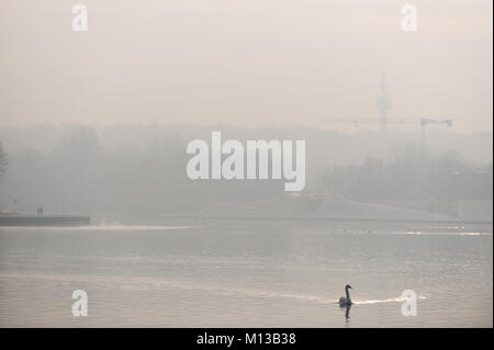 Krakau, Polen. 26 Jan, 2018. Smog über Weichsel in Krakau gesehen. Heute ist die PM10-Ebene ist 136? g/m3. Credit: Omar Marques/SOPA/ZUMA Draht/Alamy leben Nachrichten Stockfoto