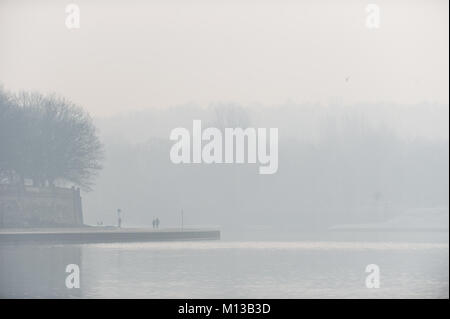 Krakau, Polen. 26 Jan, 2018. Smog über Weichsel in Krakau gesehen. Heute ist die PM10-Ebene ist 136? g/m3. Credit: Omar Marques/SOPA/ZUMA Draht/Alamy leben Nachrichten Stockfoto